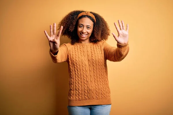 Mladá Africká Americká Žena Afro Vlasy Sobě Ležérní Svetr Přes — Stock fotografie