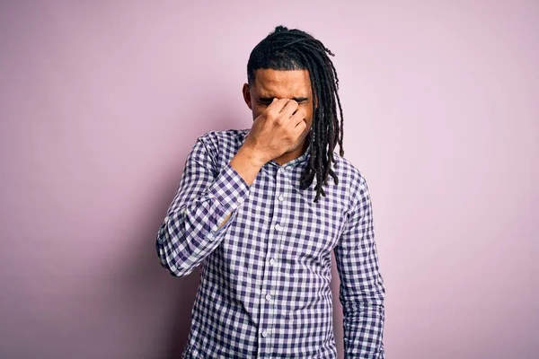 Jovem Afro Americano Africano Bonito Com Dreadlocks Vestindo Camisa Casual — Fotografia de Stock