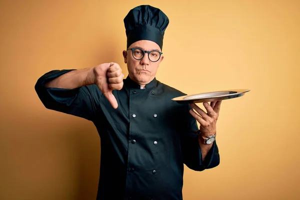 Medelålders Stilig Gråhårig Servitör Man Bär Spis Uniform Och Hatt — Stockfoto