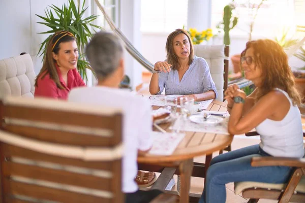 Junges Schönes Mädchen Lächelt Glücklich Und Selbstbewusst Und Sitzt Bei — Stockfoto