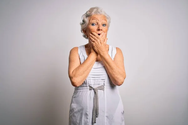 Seniorin Schöne Grauhaarige Frau Lässigem Sommerkleid Über Weißem Hintergrund Schockiert — Stockfoto