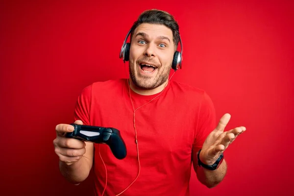 Jovem Jogador Homem Com Olhos Azuis Jogando Videogames Usando Joystick — Fotografia de Stock
