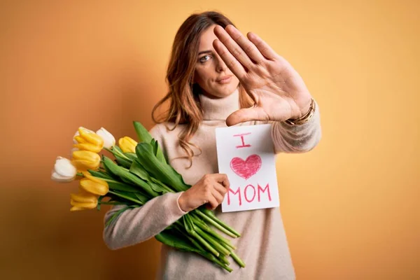 Mooie Brunette Vrouw Met Liefde Moeder Boodschap Tulpen Vieren Moeders — Stockfoto