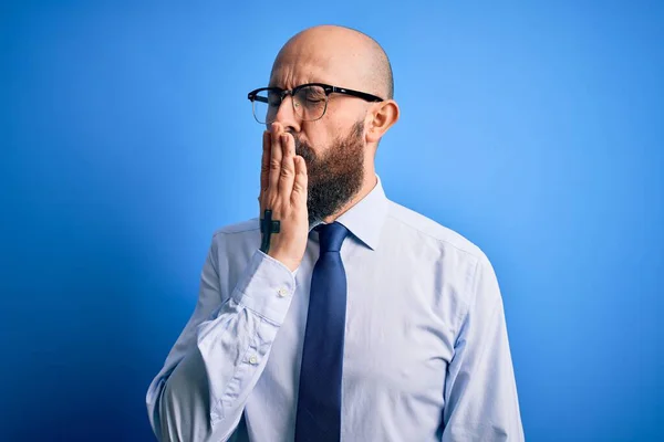 Pohledný Plešatý Muž Vousy Elegantní Kravatě Brýlích Modrém Pozadí Znuděně — Stock fotografie