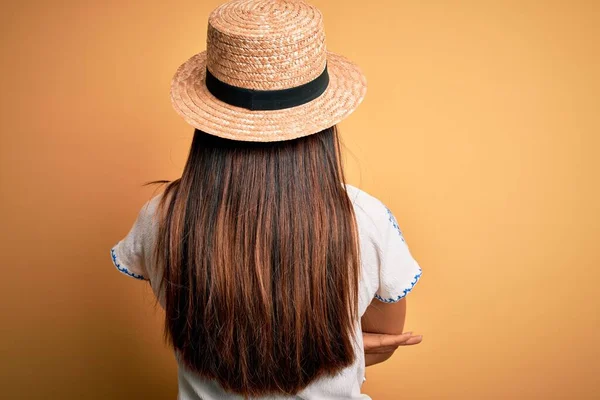 Joven Hermosa Chica Asiática Vistiendo Casual Camiseta Sombrero Pie Sobre —  Fotos de Stock