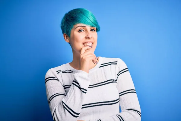 Jovem Mulher Bonita Com Cabelo Azul Moda Vestindo Camisola Casual — Fotografia de Stock