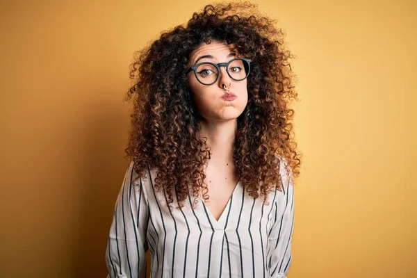 Kıvırcık Saçlı Piercingli Çizgili Tişörtlü Gözlüklü Komik Yüzlü Güzel Bir — Stok fotoğraf