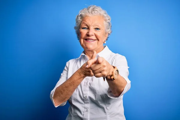 Senior Hermosa Mujer Con Camisa Elegante Pie Sobre Fondo Azul —  Fotos de Stock