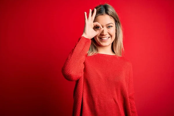 Jovem Bela Mulher Loira Vestindo Camisola Casual Sobre Vermelho Isolado — Fotografia de Stock