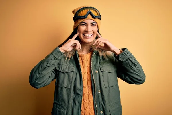 Jovem Mulher Hispânica Bonita Vestindo Óculos Esqui Casaco Para Inverno — Fotografia de Stock