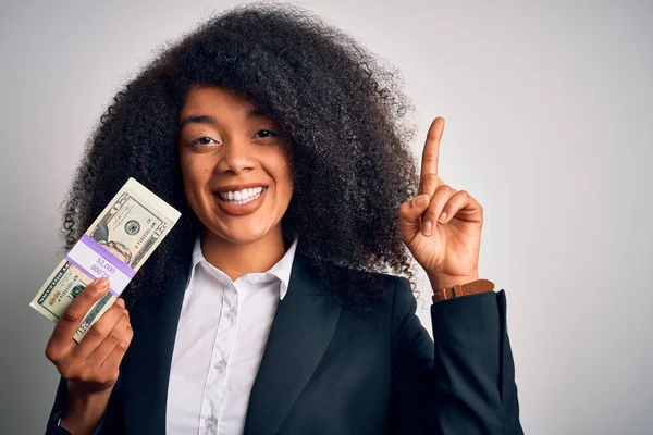 Joven Mujer Negocios Afroamericana Con Cabello Afro Sosteniendo Montón Billetes —  Fotos de Stock