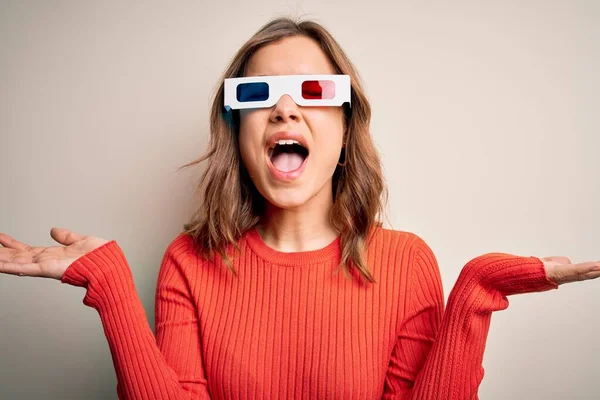 Giovane Ragazza Bionda Indossa Occhiali Cinema Sfondo Isolato Celebrando Pazzo — Foto Stock