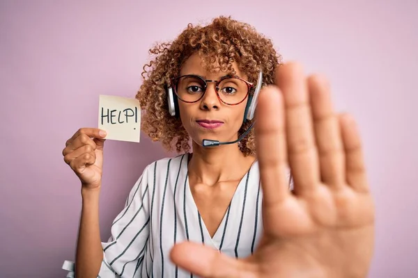 Afrikanisch Amerikanische Callcenter Agentin Mit Headset Hält Papier Mit Hilfemeldung — Stockfoto
