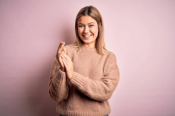 Ung Vacker Blond Kvinna Bär Vinter Ull Tröja Över Rosa — Stockfoto