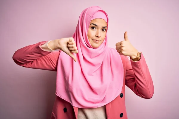 Joven Chica Hermosa Con Hiyab Musulmán Pie Sobre Fondo Rosa —  Fotos de Stock