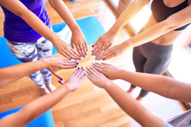 Genç ve güzel sporcular elleriyle jest yapıyor.