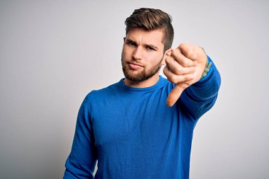 Sakallı, mavi gözlü, mutlu görünmeyen, reddedilmiş ve olumsuz jestli genç sarışın bir adam. Kötü ifade.