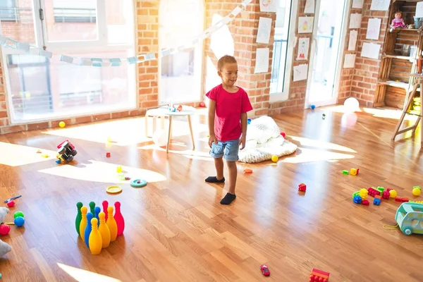 Adorável Criança Jogando Boliche Torno Lotes Brinquedos Jardim Infância — Fotografia de Stock