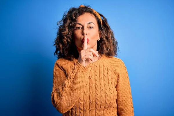 Schöne Frau Mittleren Alters Lässigem Gelben Pullover Vor Isoliertem Gelben — Stockfoto