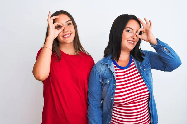 Junge Schöne Frauen Lässiger Kleidung Stehen Vor Isoliertem Weißen Hintergrund — Stockfoto