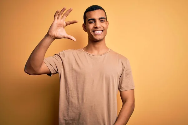 Jonge Knappe Afro Amerikaanse Man Draagt Casual Shirt Staan Gele — Stockfoto