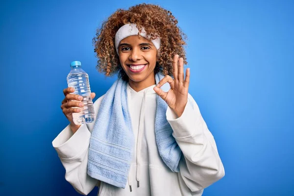 Молодая Африканская Американская Спортсменка Занимающаяся Спортом Полотенце Выпивая Бутылку Воды — стоковое фото