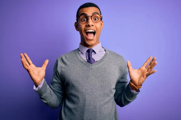 Hombre Negocios Afroamericano Guapo Con Gafas Corbata Sobre Fondo Púrpura — Foto de Stock