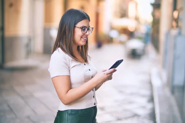 Ung Vacker Kvinna Ler Glad Och Självsäker Stående Med Leende — Stockfoto