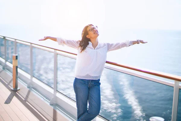 Young Beautiful Woman Vacation Smiling Happy Confident Standing Deck Ship — Stock Photo, Image