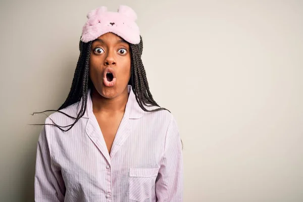 Joven Mujer Afroamericana Vistiendo Pijama Rosa Máscara Dormir Sobre Fondo —  Fotos de Stock