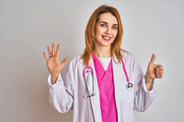 Rotschopf Kaukasische Ärztin Trägt Rosa Stethoskop Über Isoliertem Hintergrund Zeigt — Stockfoto