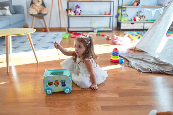 Entzückendes Blondes Kleinkind Spielt Kindergarten Mit Auto Spielzeug Jede Menge — Stockfoto