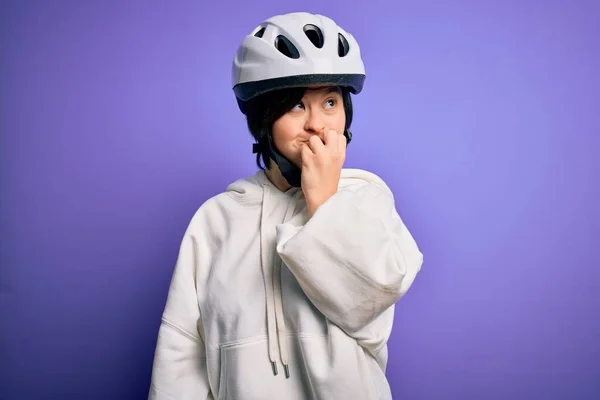 Jovem Ciclista Síndrome Mulher Vestindo Capacete Bicicleta Segurança Sobre Fundo — Fotografia de Stock