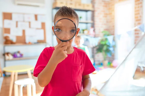 Schattige Peuter Spelen Met Behulp Van Loupe Rond Veel Speelgoed — Stockfoto