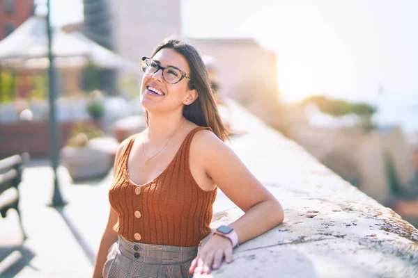 Joven Hermosa Mujer Sonriendo Feliz Confiado Pie Con Sonrisa Cara — Foto de Stock