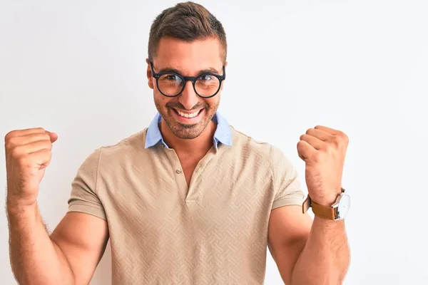 Ung Vacker Man Bär Glasögon Över Isolerade Bakgrund Firar Överraskad — Stockfoto