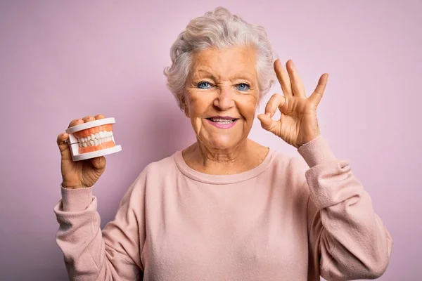 Senior Schöne Grauhaarige Frau Mit Kunststoff Prothese Zähne Über Rosa — Stockfoto