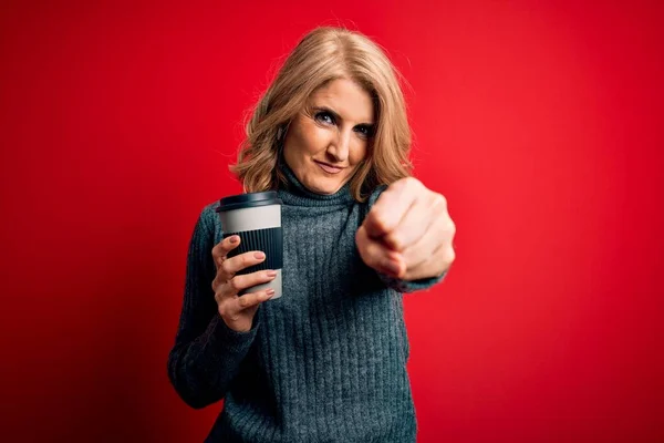 Idade Média Bela Mulher Loira Bebendo Takeaway Xícara Café Sobre — Fotografia de Stock