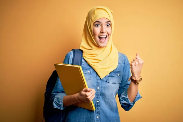 Молода Студентка Мусульманському Хіджабі Рюкзаку Тримає Книгу Жовтому Тлі Кричить — стокове фото