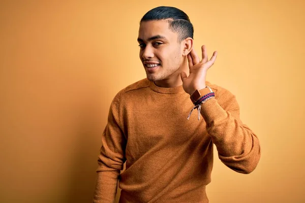 Junger Brasilianischer Mann Lässigem Pullover Der Vor Isoliertem Gelben Hintergrund — Stockfoto