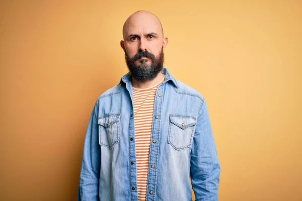 Bonito Homem Careca Com Barba Vestindo Jaqueta Ganga Casual Camiseta — Fotografia de Stock