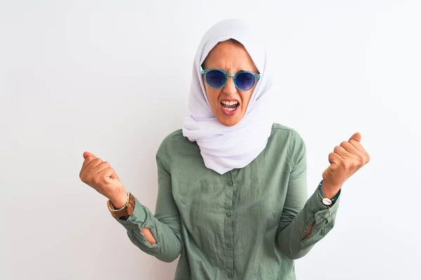 Jonge Arabische Vrouw Dragen Hijab Zomer Zonnebril Geïsoleerde Achtergrond Zeer — Stockfoto