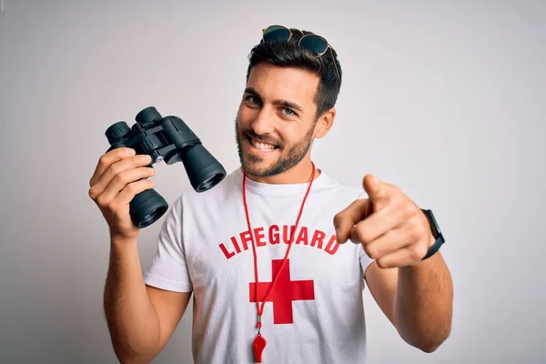 Sakallı Kırmızı Haçlı Güneş Gözlüklü Genç Cankurtaran Seni Kamerayı Işaret — Stok fotoğraf