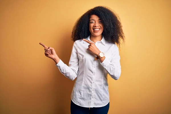 Mladý Krásný Africký Americký Elegantní Žena Afro Vlasy Stojící Nad — Stock fotografie