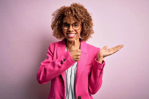 Ung Afrikansk Amerikansk Affärskvinna Bär Glasögon Stående Över Rosa Bakgrund — Stockfoto