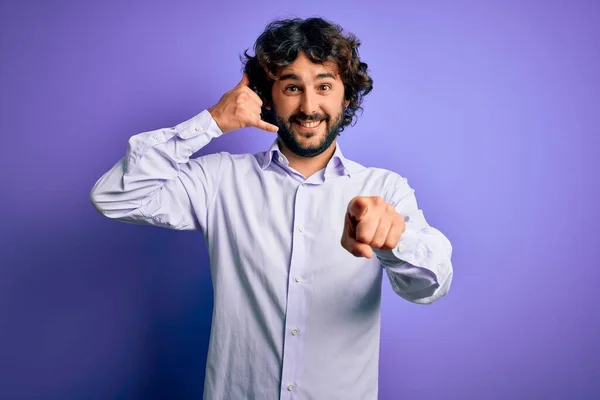 Mladý Pohledný Obchodník Plnovousem Košili Stojící Nad Fialovým Pozadím Usmívající — Stock fotografie