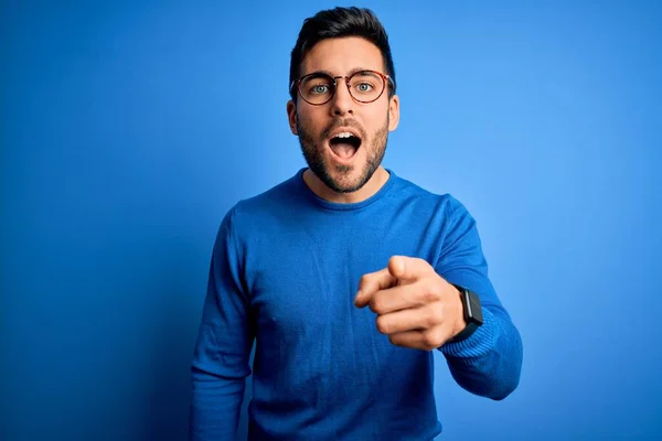 Jovem Homem Bonito Com Barba Vestindo Camisola Casual Óculos Sobre — Fotografia de Stock