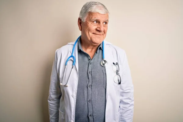 Älterer Gutaussehender Hoary Doctor Man Trägt Mantel Und Stethoskop Über — Stockfoto
