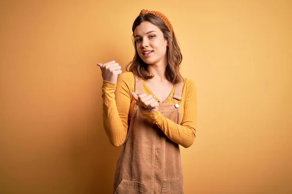 Junge Schöne Blonde Mädchen Trägt Overall Steht Über Gelbem Isolierten — Stockfoto