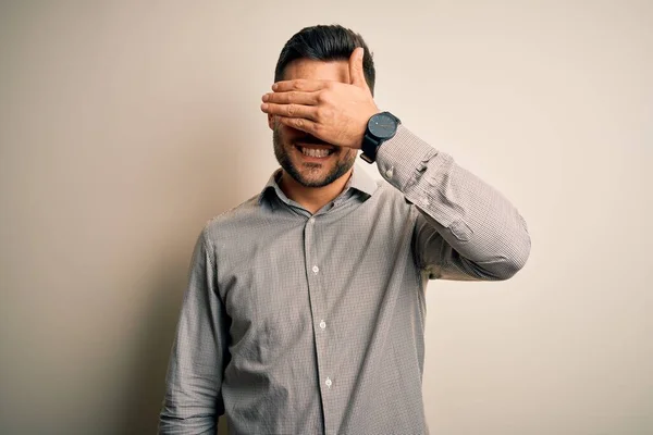 Ung Stilig Man Bär Elegant Skjorta Och Glasögon Över Isolerad — Stockfoto